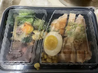 但換個角度想，大抵上只要有定時吃進食物，就不會產生無法維持生命的結果。舉例來說，某一天三餐都各吃一顆蘋果，和三餐都各吃一盒蘇打餅，都能維持生命下去，而且還比斷食要幸福一些。