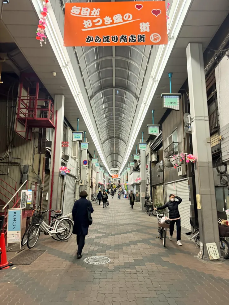 將近晚上六點多，走在空崛商店街道上