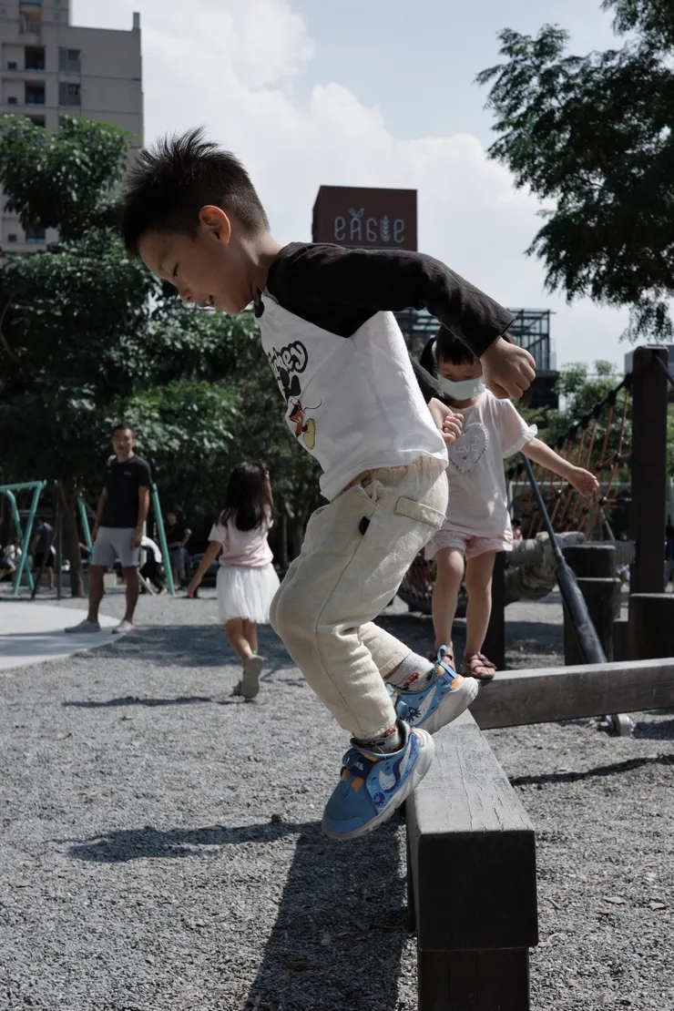 以前你還會大喊把拔我怕怕，現在你已經能自己跳上跳下了