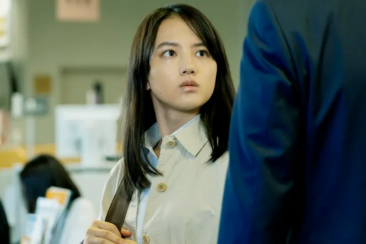 清原果耶在 311 地震有關的兩部影劇作品出演，前後形象截然不同。（圖／翻攝電影劇照）