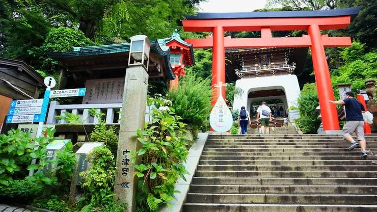 在大紅鳥居的左側，有販售手扶梯票的櫃檯，也有通往岩屋的道路。（photo by 小嶼 2024）