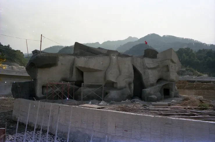 圖13 建築物被假山工程包被起來 案名：木柵動物園工程 檔號：0075/0110102/CP2387 來源機關：榮民工程股份有限公司 管有機關：國家發展委員會檔案管理局