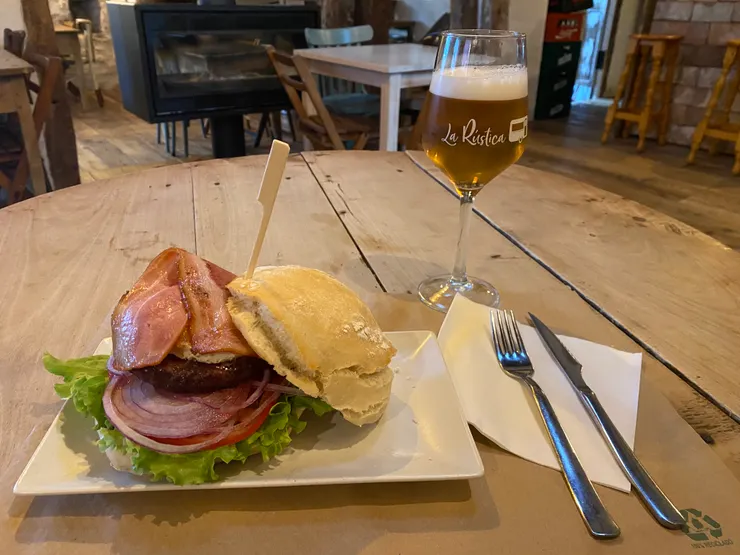 好吃的牛肉漢堡跟啤酒，超級飽。