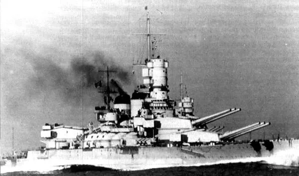 1940年夏季，利托里奧號在被魚雷擊中前高速航行