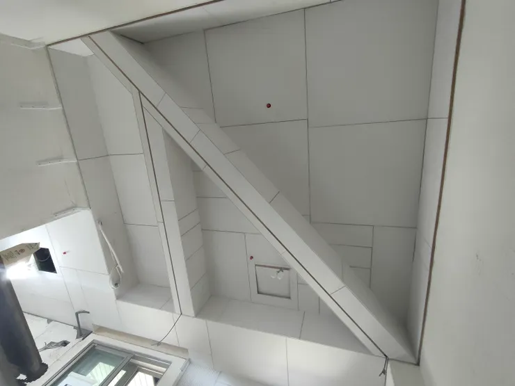 躺在地上時仰拍天花