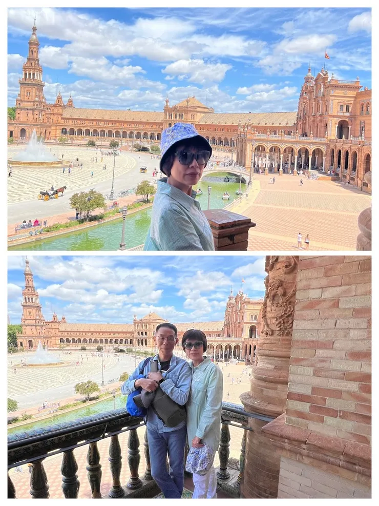 在二樓和廣場合照，發現牆上紅磚被遊客刻字。