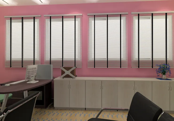 有很多窗，陽光充足。