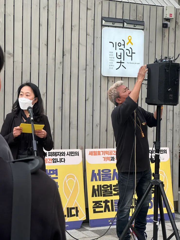 左為接受訪問的活動家李慶姬，當天遺憾沒有與她合照。