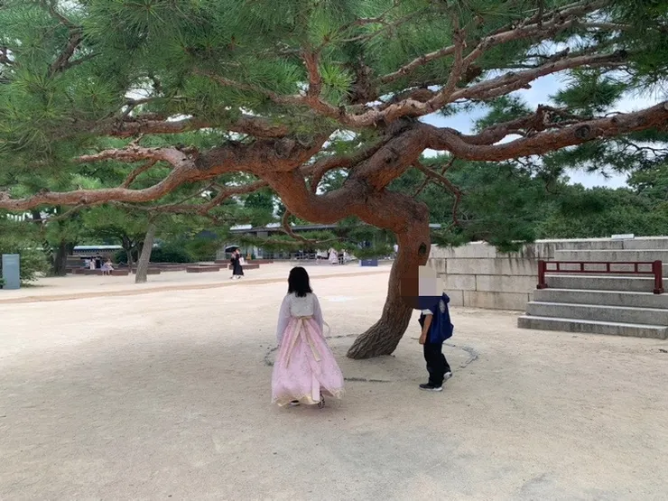 迫不及待要走去咖啡廳的兒子跟女兒