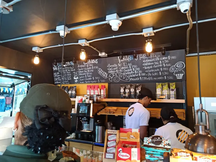 當時的價目表，還有不小心入境的女警的頭。