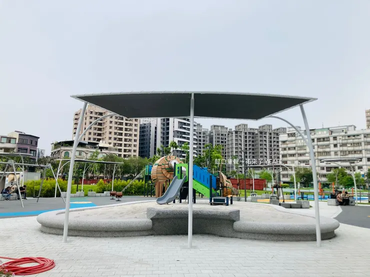 遮陽中間那桿子面對的就是輪椅族可及的沙桌。