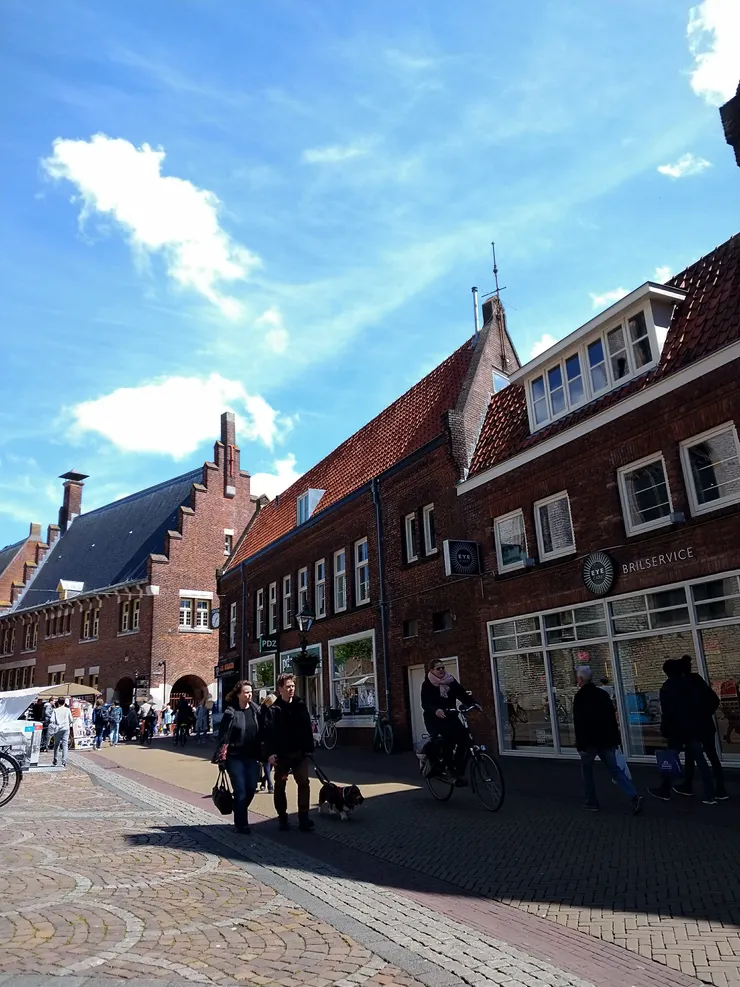 教堂旁都是磚造的房子