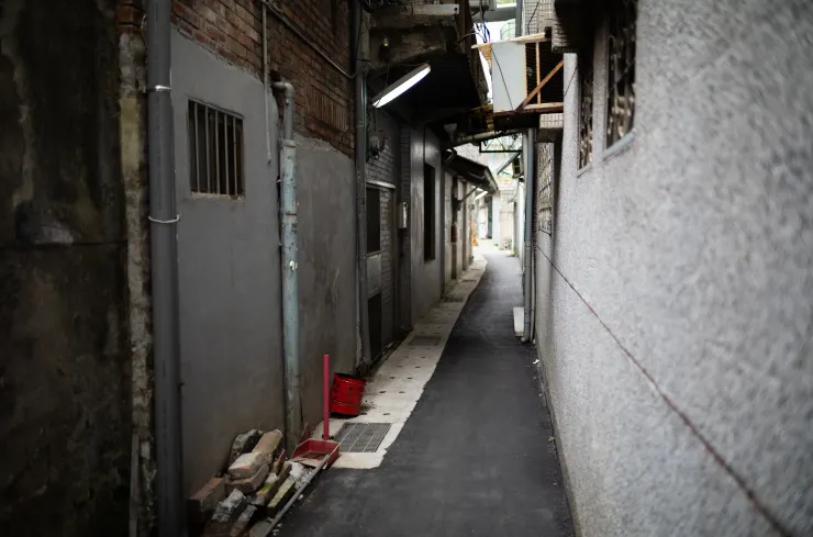 新店光明街一處不起眼的小巷，竟是過去新店第一處煤礦振山煤礦的運煤台車道路廊遺跡。