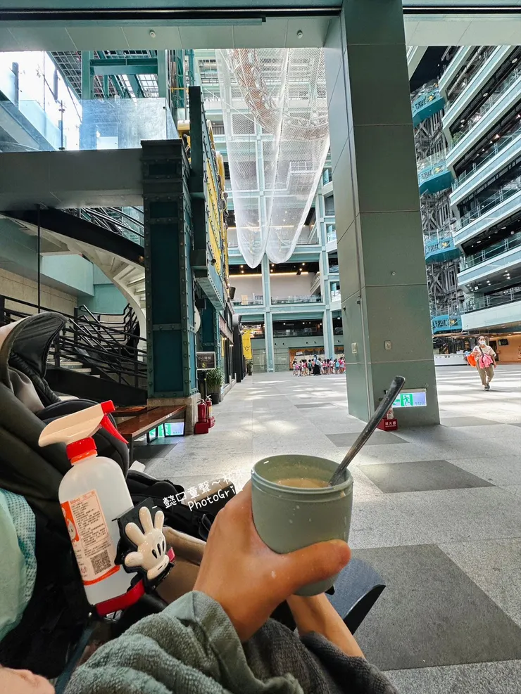 一樓大廳沒有展覽時很空曠挑高環境舒適，角落邊都有桌椅可以替身障孩子補餐。