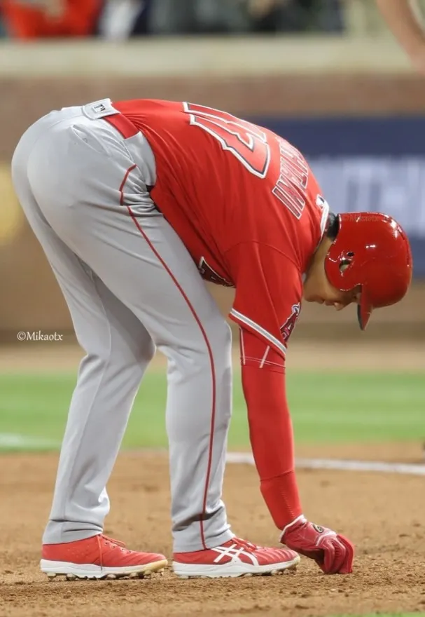 他連球場上的小紙片都不放過！