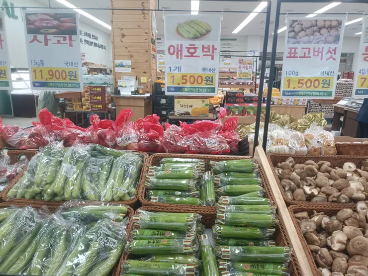 節瓜（約台幣$32），台灣產生的韓國節瓜跟這個包裝一模一樣，台灣農產品很有自己的特色，需要引進國外品種嗎？這議題值得再討論。