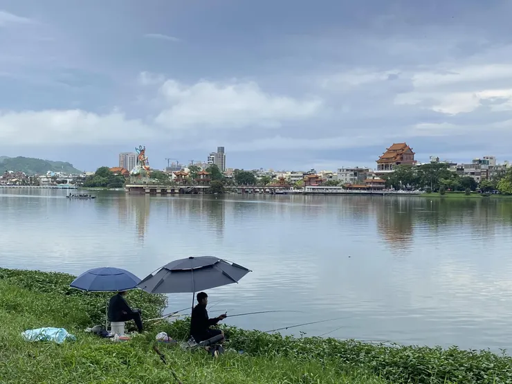 蓮池潭畔的釣客