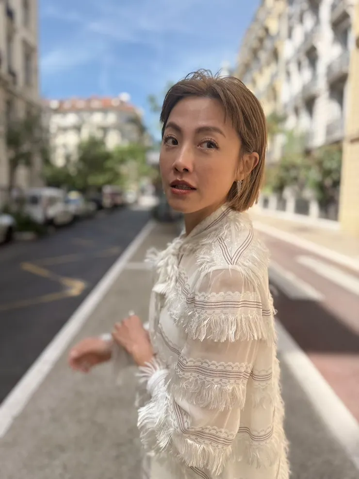 演員張允曦搭配 Sparkle 星火流蘇耳環 及 Tyche 湧浪開口戒