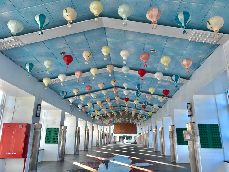 滿滿的小熱氣球高掛在上頭，很好拍🎈