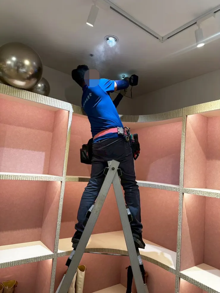 俐落的隱藏式拉線，不破壞店內的裝潢美感。