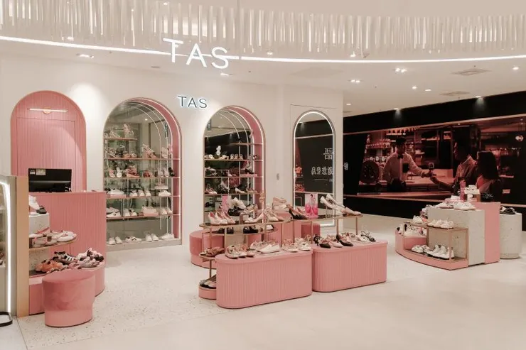 ▲TAS櫃位以粉色與金色線條營造精緻甜美風格,打造兼具精緻與時尚的輕奢感。