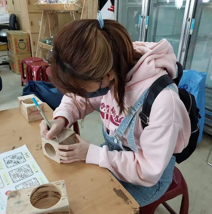 半頭綁髮的時候可以看到漂過的髮色