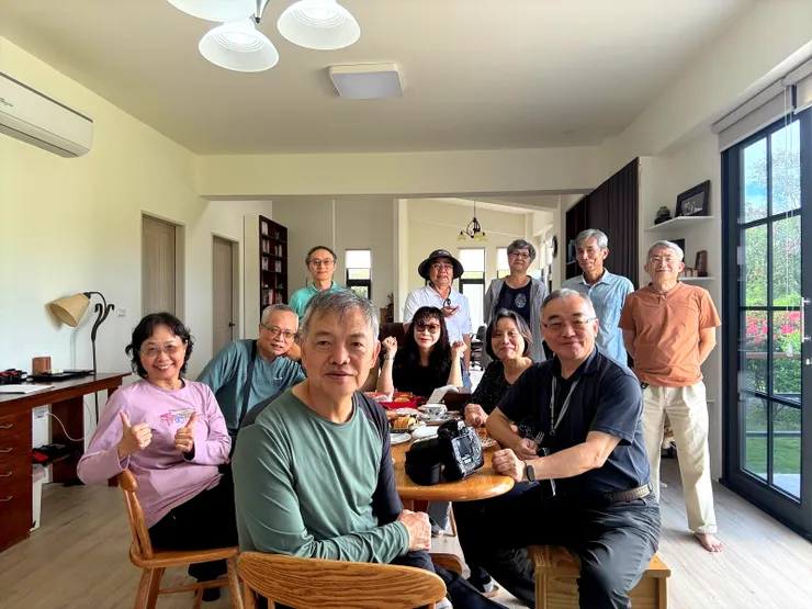 【年少買地建志甫造成靜好退休宅！在建志新居餐廳合影。女主人是糕點好手，免不了精心製作招待。】