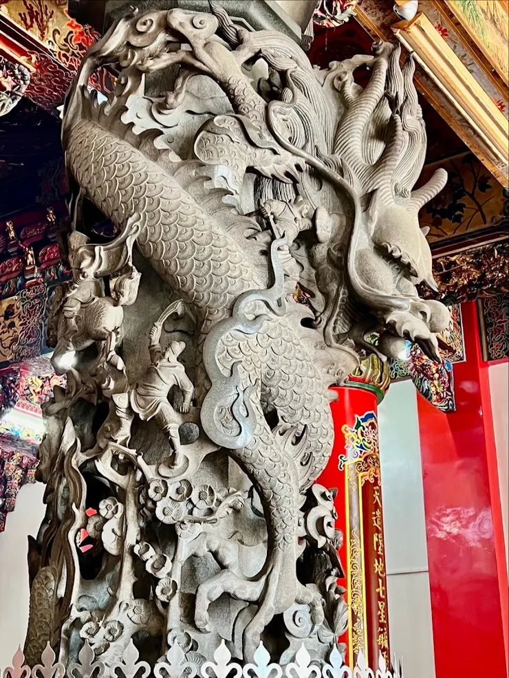 生動雕刻的龍柱工藝（圖片截圖於網路）