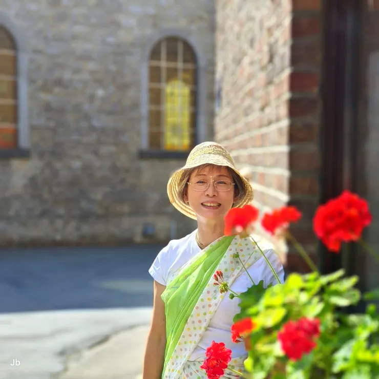 【書局外紅花正好，為老婆拍一張。】