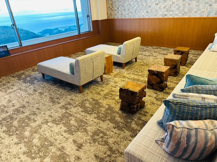 泡湯區外的沙發修區