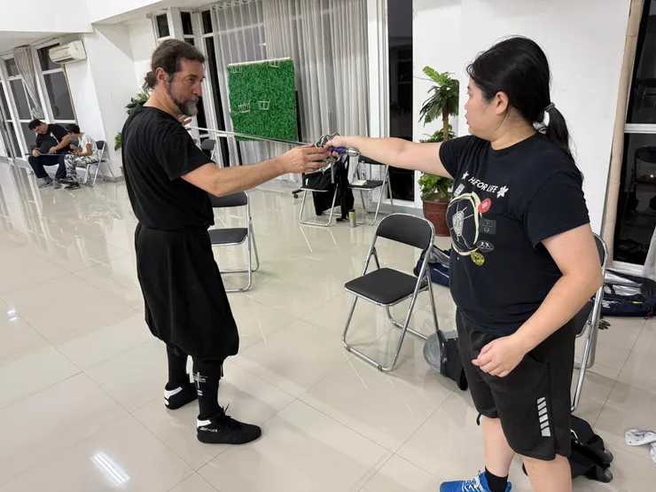 Ton指導婷如何改善持握Rapier的方法