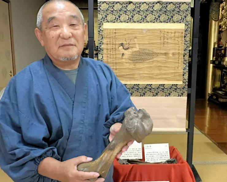 拿著「人魚骨頭」的龍宮寺住持。
