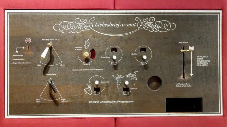 「情書生產器」，使用方式：先投入硬幣，選擇你的信是寫給「男士」或「女士」，接著選擇你的愛是「已實現」的還是「剛點燃」，再轉動你慾望的渴望（紅色越多代表慾望越高，白色則是無慾望），最後在四個分別代表「絕望」（Verzweiflung）、「告別」（Abschied）、「感激」（Dankbarkeit）、「嫉妒」（Eifersucht）的拉環中拉起一個後，按下列印信件，就會掉出一封屬於你的信件。
