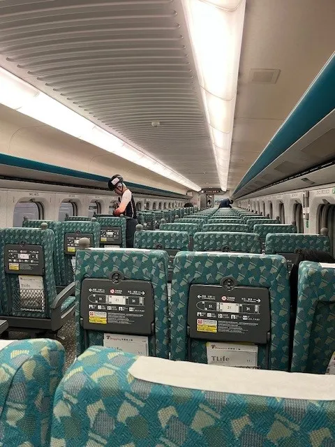 趕上高鐵，南港站上車就是爽，沒人