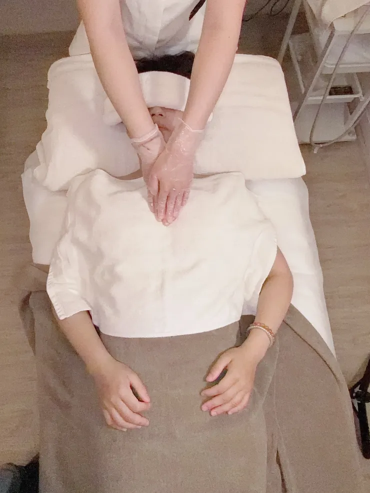 透過專業手法放鬆前胸緊繃肌肉，讓呼吸更深、更順暢。