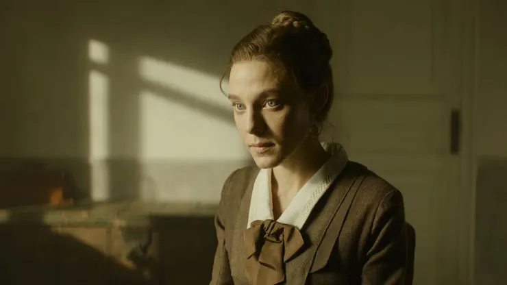 俄國演員Alyona Mikhaylova飾演安東妮娜