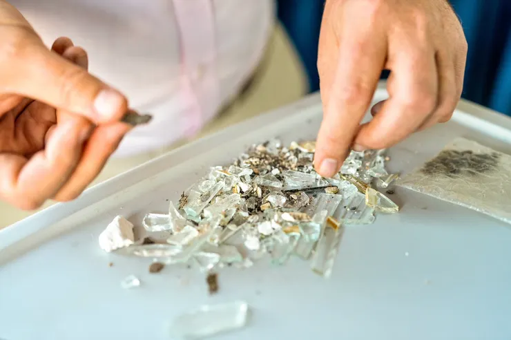 蓋蒂博物館的修復師 Ulrich Birkmaier 當時正在整理畫布上那些因為 2020 年貝魯特大爆炸而卡進去的玻璃碎片、灰塵和剝落的顏料，圖片來源：J. Paul Getty Trust.