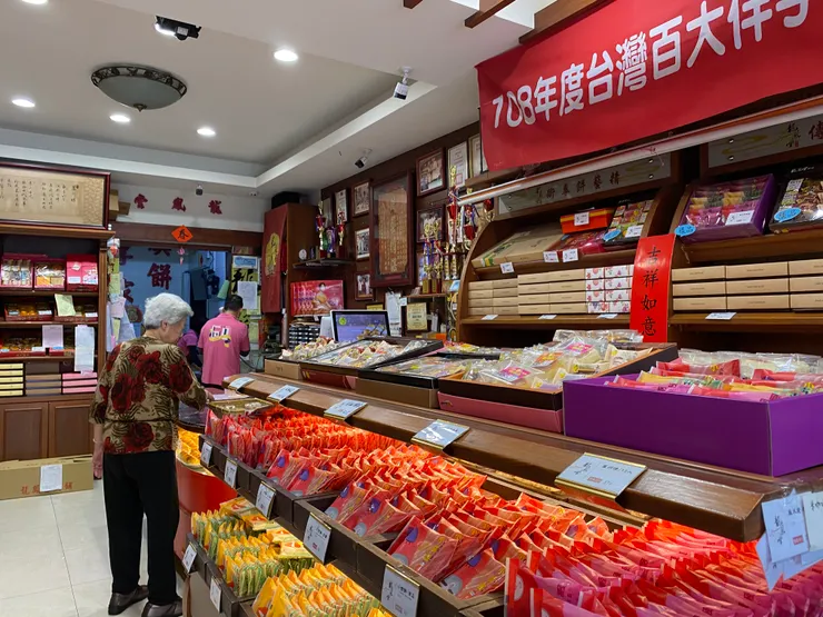 店家為了紀念鄧麗君，推出各式口味的小鄧餅及麗君餅