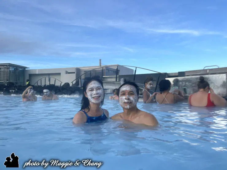 冰島天然溫泉不只拍起照來超美,蒂芬妮藍的夢幻湖色是夢幻呀!我們下水後就捨不得上岸,真的超舒服~
