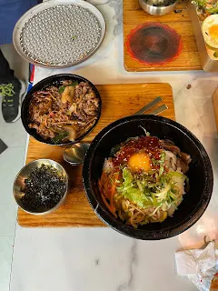 同樣的道理，這幾百道料理是用消費者的錢堆起來的，但實際上能享受到的又有幾道？熱門的龍蝦要排隊，佔去用餐時間；而不用排隊的，好像又不夠高檔，吃了反而虧本。所以說，到底是為了什麼？