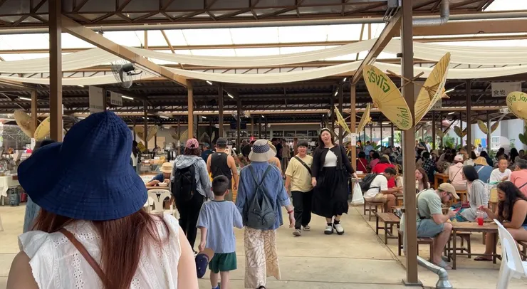 美食區可以內用，只有電扇很熱