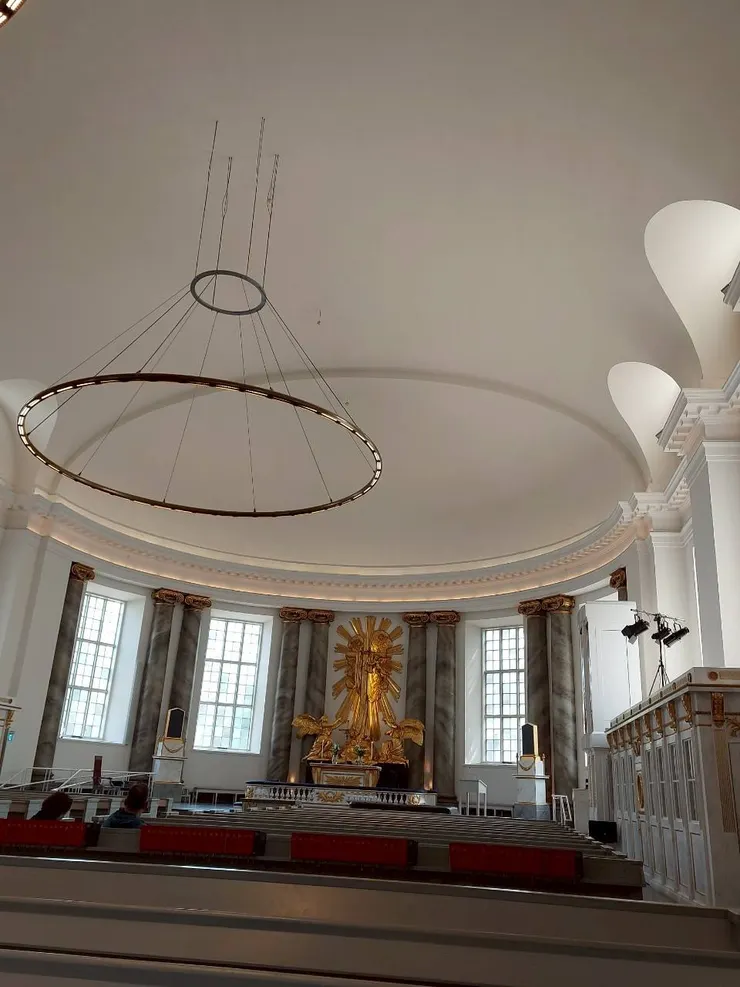 教堂內莊嚴寧靜