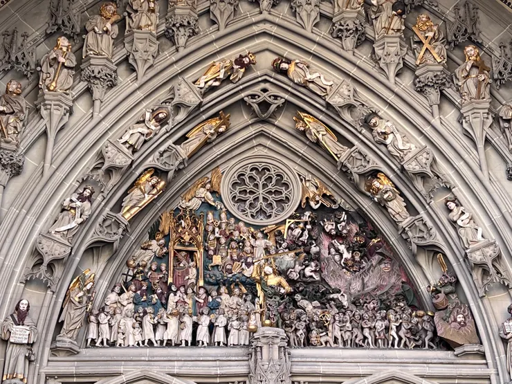 大教堂大門宏偉的雕刻