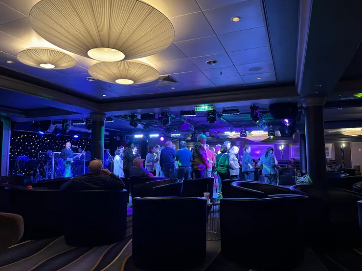 Bliss正在捉隊猜歌，主持人很會帶動氣氛。