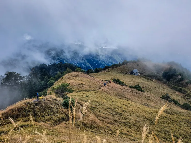 今早的雲霧濃厚紮實，是天氣開始變化了吧！