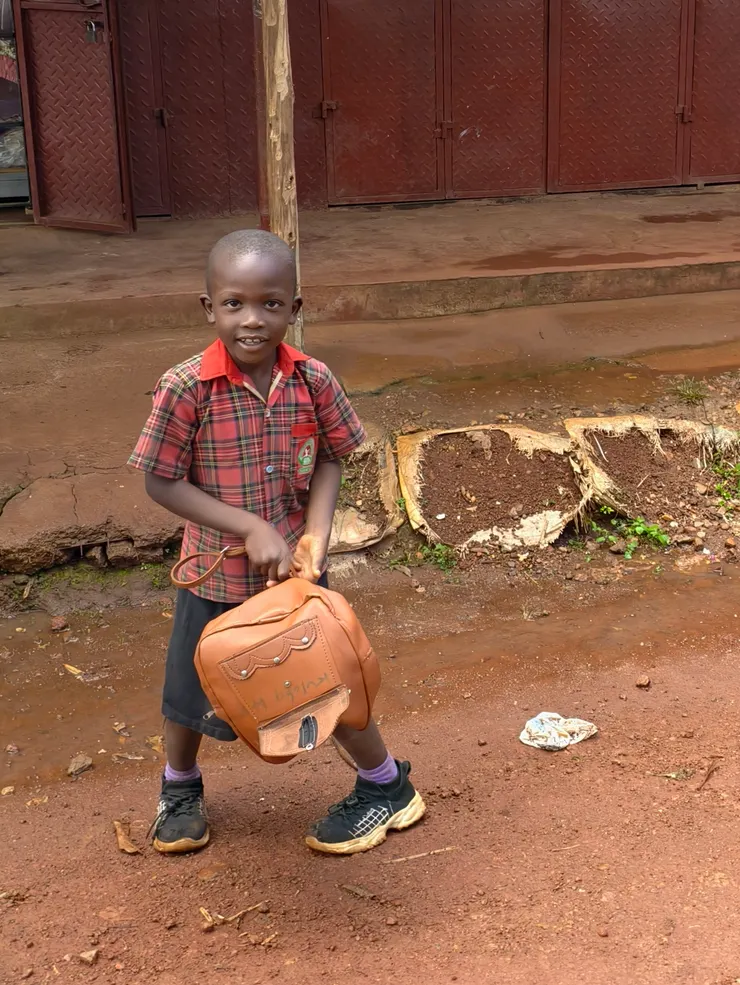 小朋友追著我們的車子跑。