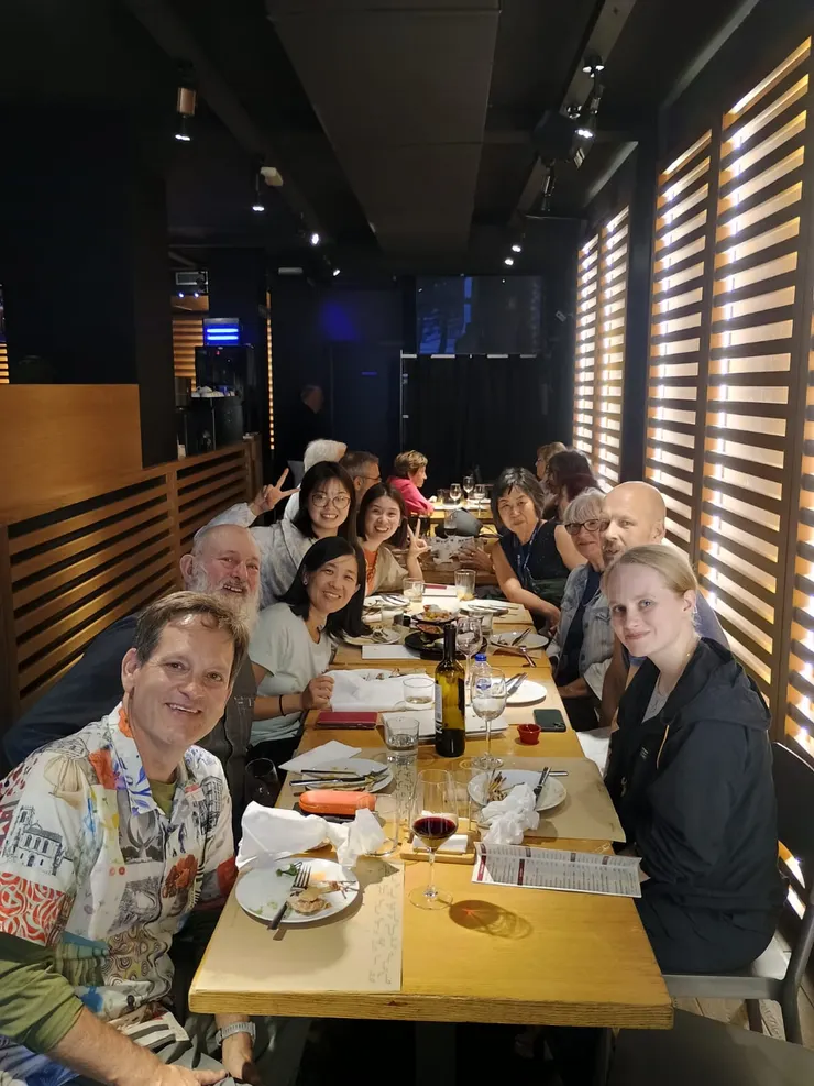 左起順時針:美國爸爸、澳洲先生、我、中國女孩們、韓國女士、澳洲太太、瑞典男士、美國女兒