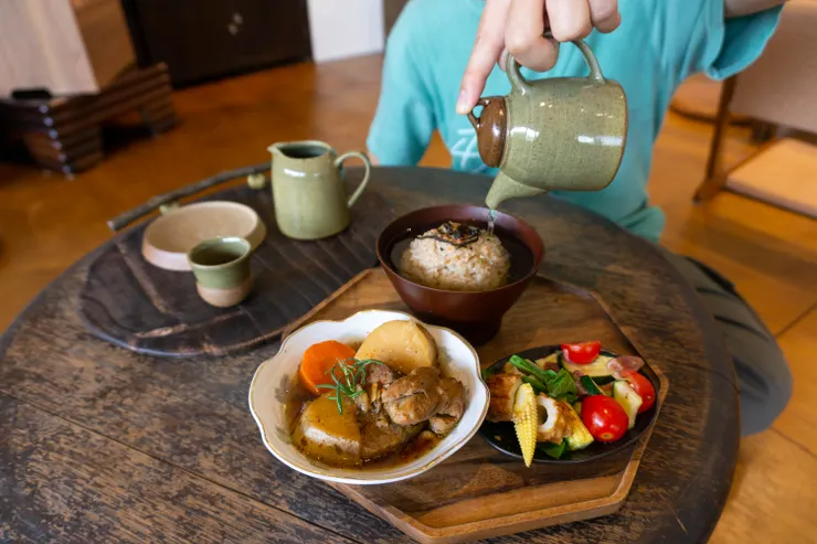 用台灣茶沖泡的台灣茶泡飯,拌入秘制醬汁、高山茶,這裡才吃得到的在地好味。