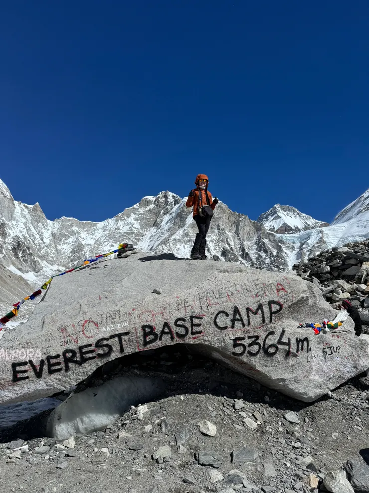 大石上的塗鴉實在蠻醜的！