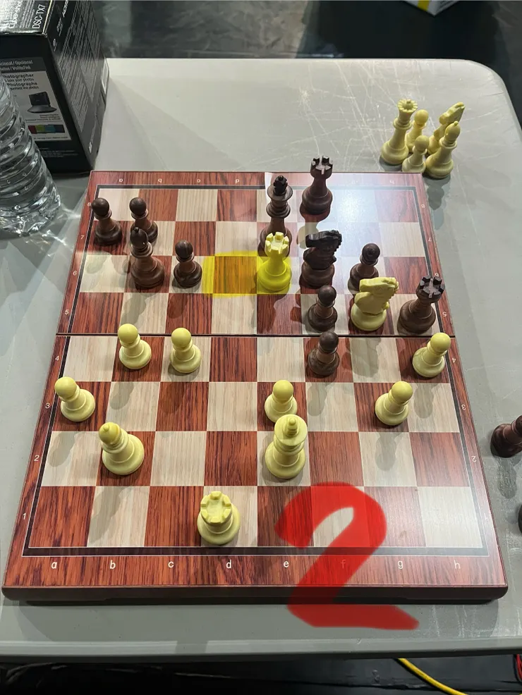 我個人是因為這齣戲,第一次摸到實體西洋棋。順帶一提,這次的道具非常精緻,對舞台劇來說甚至有點精緻過頭了!